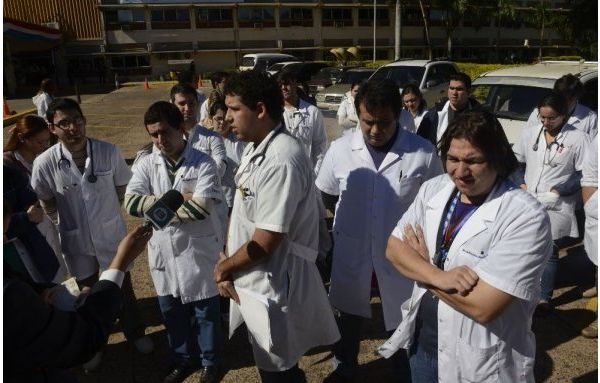 Médicos seguirán de brazos caídos y critican presupuesto para Salud