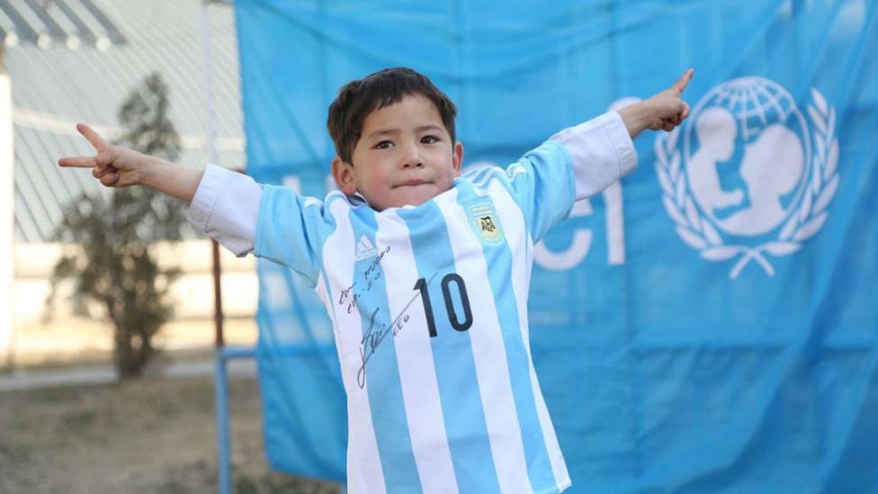 Messi cumple el sueño del niño con la camiseta de plástico