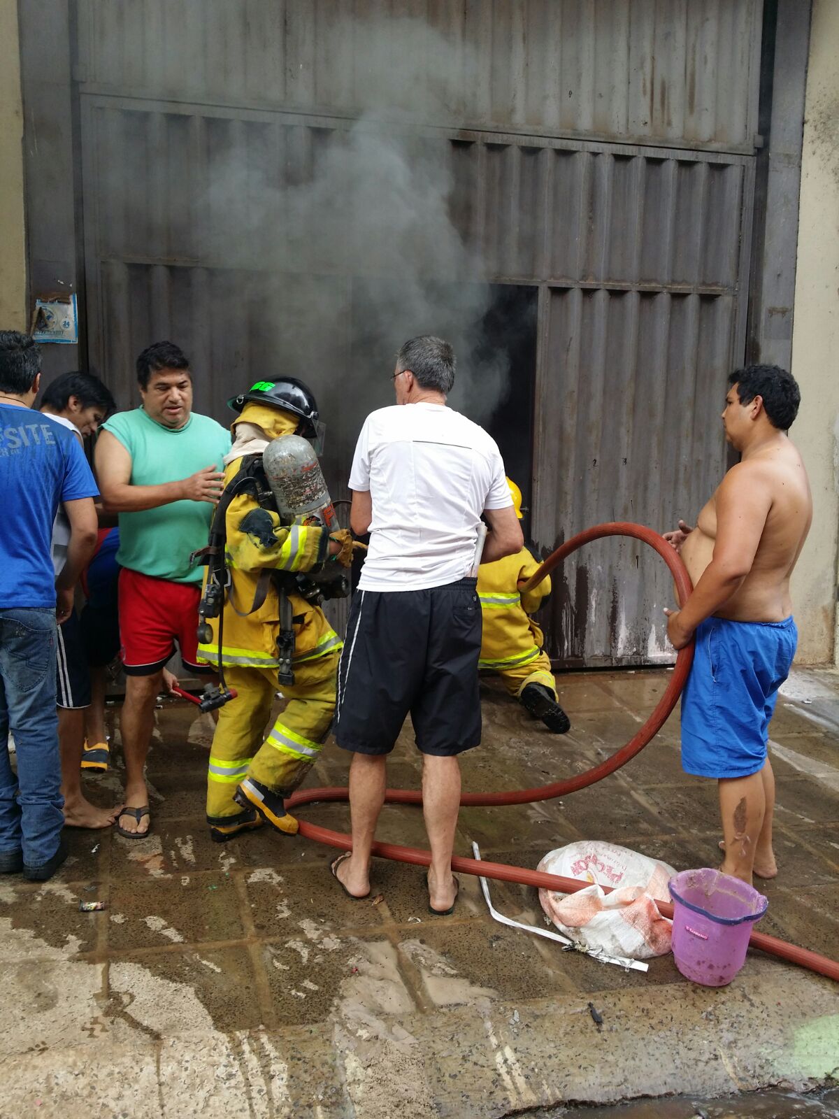 Incendio consumió un depósito en CDE