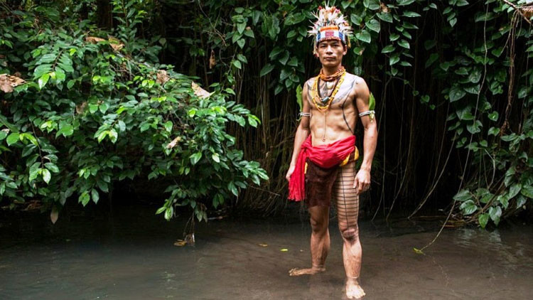 Escondidos del mundo moderno: un fotógrafo revela la vida diaria de una tribu indonesia