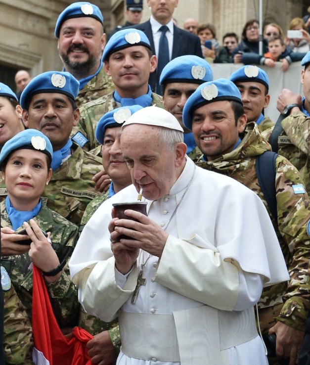 Papa Francisco tomó mate con soldados paraguayos