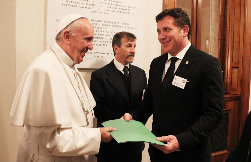 Presidente de Conmebol firma acuerdo en el Vaticano