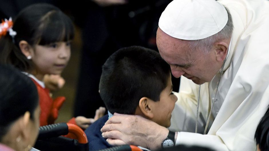 Papa Francisco plantea “cariñoterapia” para tratar a niños con cáncer
