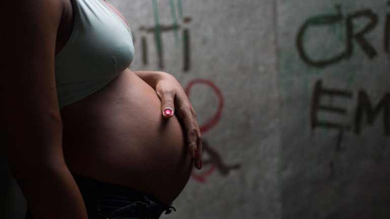 Abstinencia sexual o uso de condones, las recomendaciones de EEUU para frenar el zika