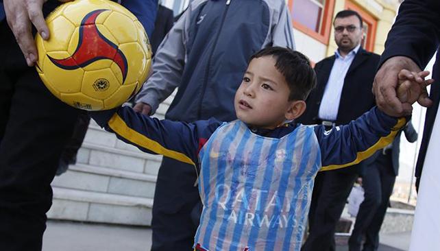 El niño afgano cumplió una parte de sueño y se vistió de Messi con la 10 del Barcelona