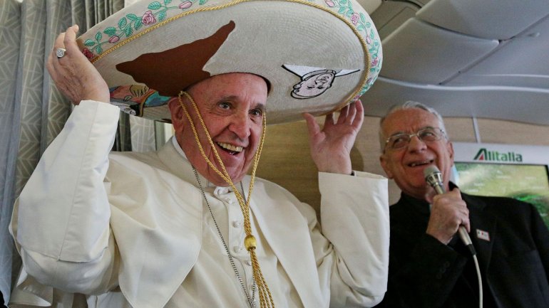 Sombreros, limpiabotas y dulces entre los regalos que recibió el papa Francisco en el avión