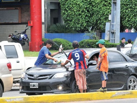 Quieren prohibir limpiavidrios en Asunción desde abril