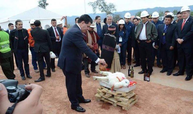 El sacrificio de una llama en el que participó Cartes causa indignación
