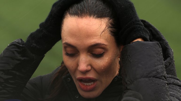 Embarrada y bajo la lluvia, Angelina Jolie visitó a refugiados sirios