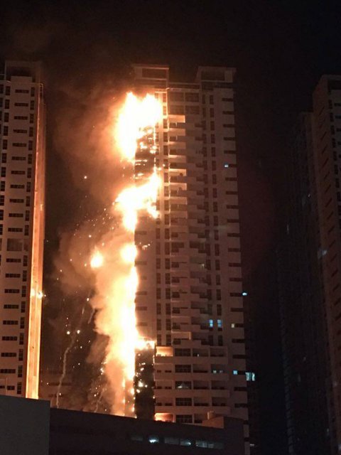 Impresionante incendio en un rascacielos de Ajmán