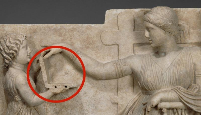 Se encuentra una laptop en una escultura griega de hace más de 2000 años