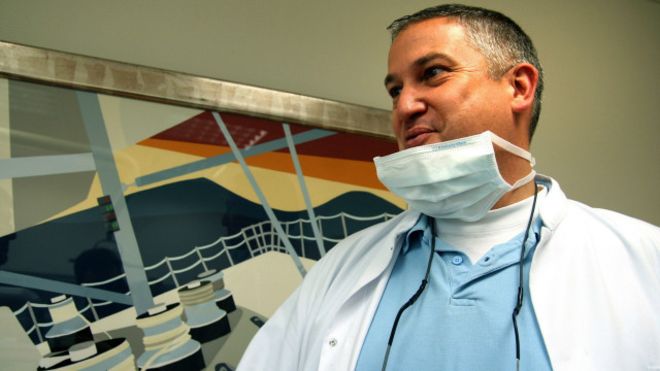 El “dentista del horror” acusado de destrozar la boca a más de 100 pacientes en Francia