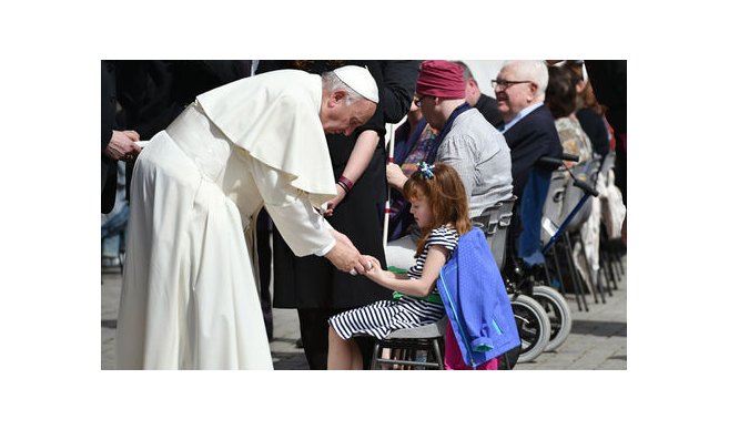 Sueño cumplido: Lizzy, la niña estadounidense conoció al papa Francisco antes de quedar ciega y sorda