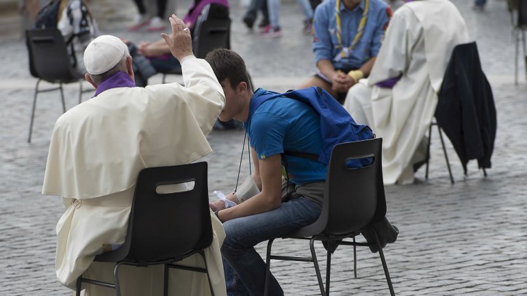 El papa Francisco confesó a jóvenes en la plaza de San Pedro