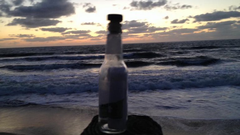 Halló un emotivo mensaje dentro de una botella en el mar