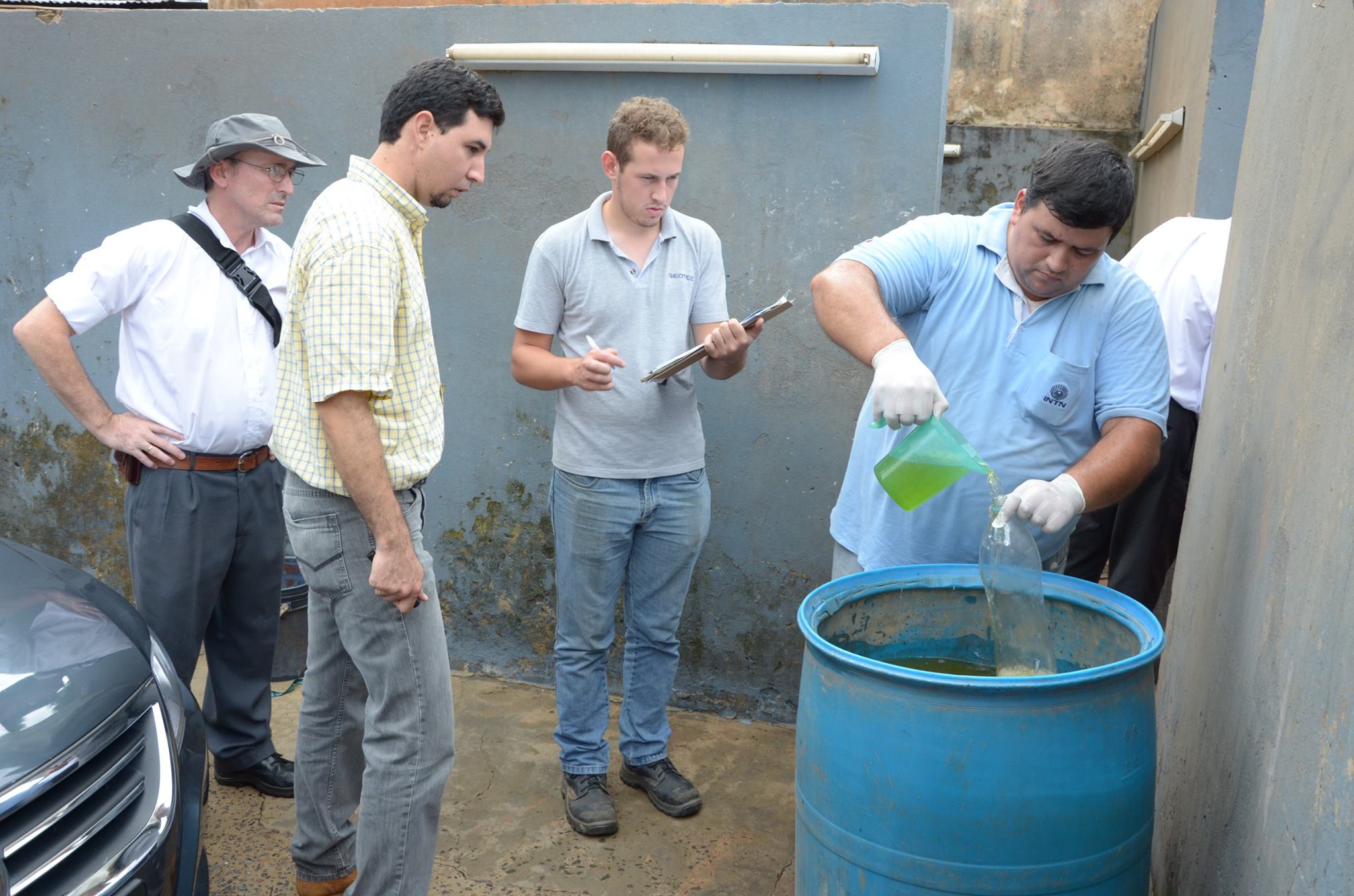 Allanaron lavadero tras denuncia de acumulación de residuos y vertido de aguas oscuras al arroyo Mburicao