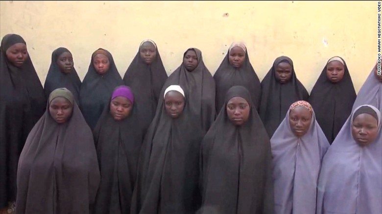 Padres de niñas secuestradas por Boko Haram ven a sus hijas por primera vez en dos años