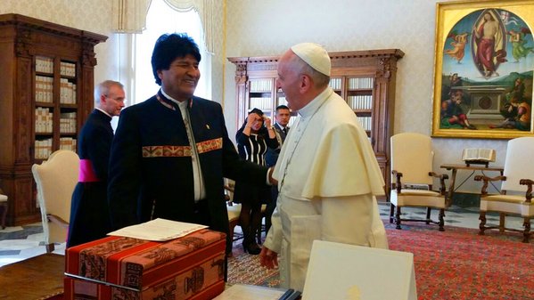 Evo Morales estrenó su cuenta de Twitter con una foto acompañado del papa Francisco