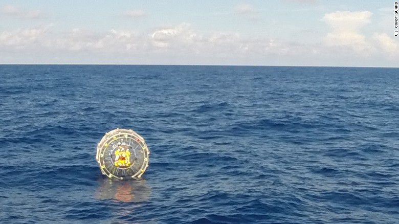 Fue rescatado un hombre que quería cruzar de Florida a Bermudas en una burbuja inflable