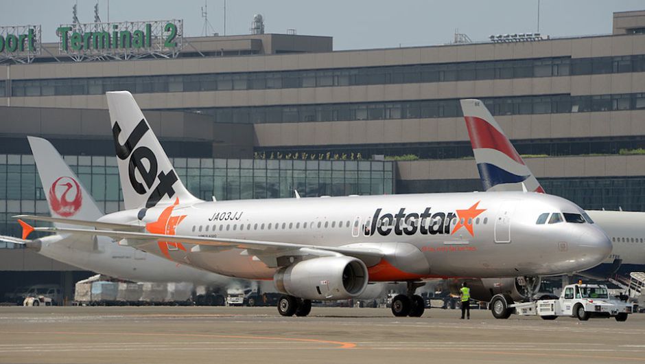 Tras dar a luz en un avión, una madre le pone a su bebé el nombre de la aerolínea