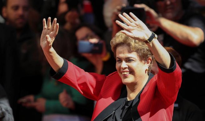 Cerca de cinco mil personas muestran su apoyo a Rousseff en Río de Janeiro