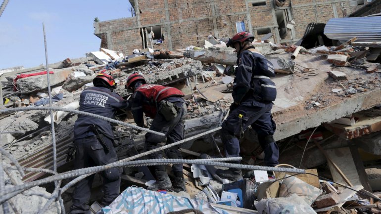 Fuerte sismo asustó a Ecuador, a un mes del devastador terremoto