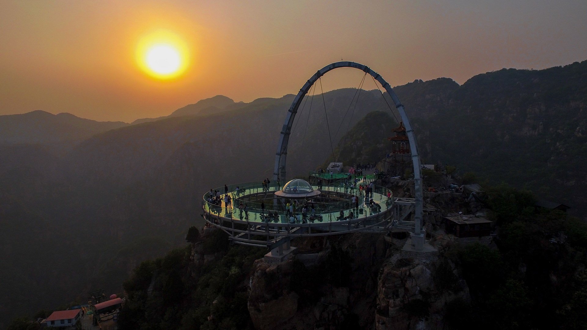 Colgados del cielo: China inauguró un vertiginoso mirador de cristal