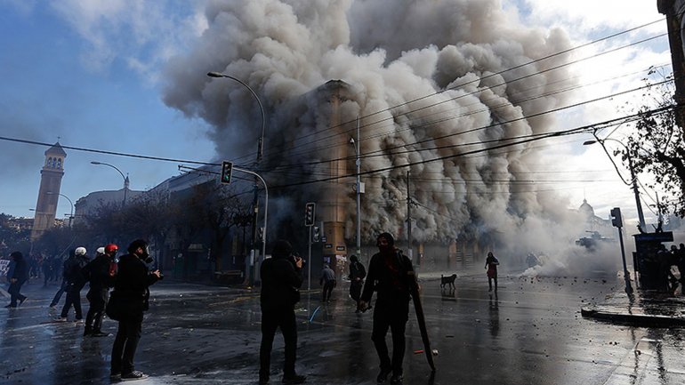 Incidentes en Chile durante la rendición de cuentas de Michelle Bachelet: un muerto