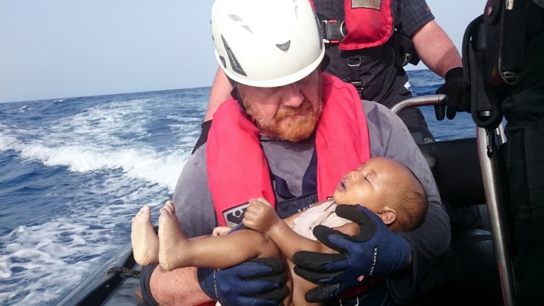 La conmovedora foto del rescatista con un bebé: “Lo protegí como si estuviera vivo”