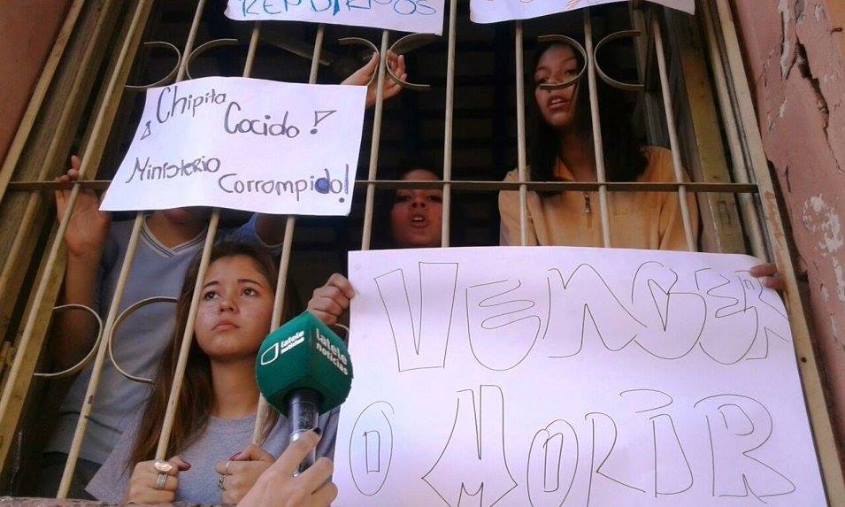 Estudiantes piden que se les acerquen agua y alimentos