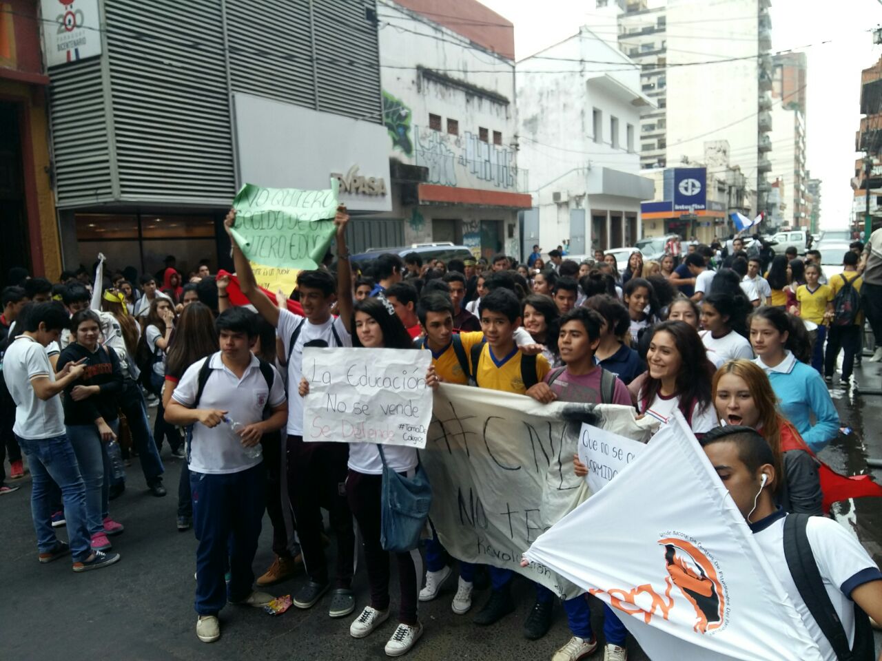 Estudiantes dicen no estar satisfechos y quieren llegar hasta Horacio Cartes.