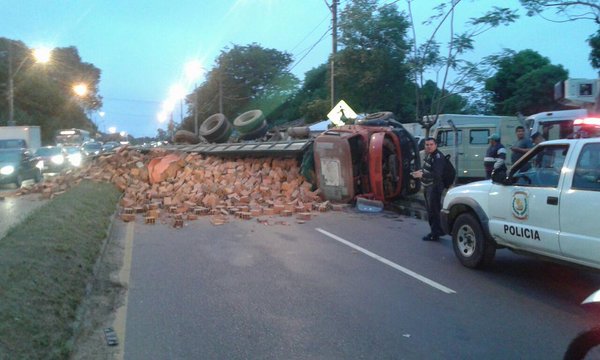 Caótico tránsito sobre avenida Semidei por vuelco de camión