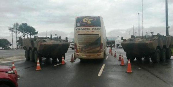 Tanques de guerra brasileños “controlan” buses que ingresan de la frontera paraguaya