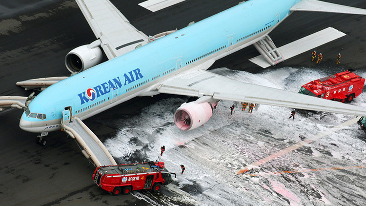 Así evacuaron un Boeing 777 tras un principio de incendio en los motores