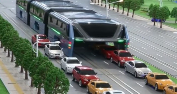 China presentó el autobús del futuro: el vehículo que “evita” el tránsito
