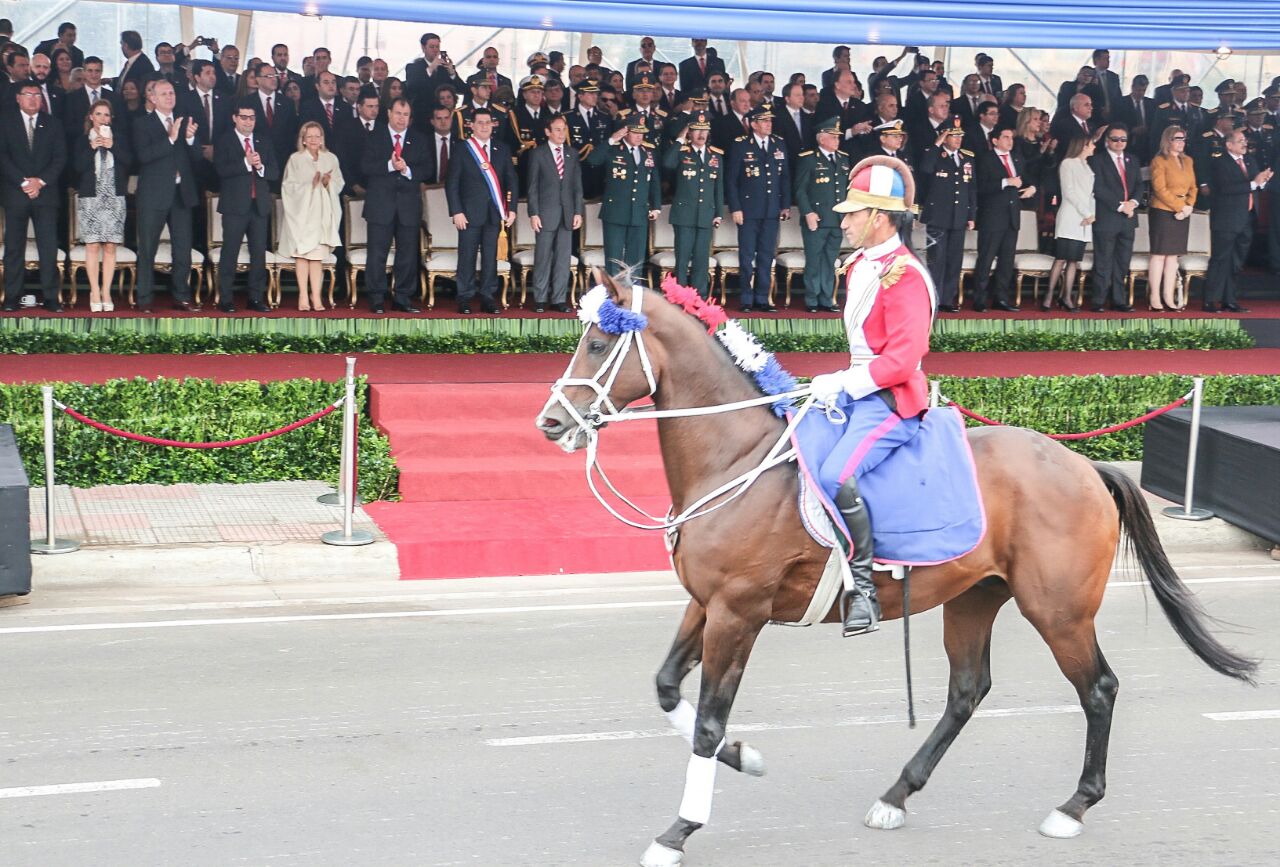 Desfile policial y militar por celebración patria