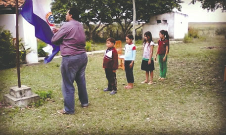 Recorre 60 km para enseñar: “Soy el director, limpiador, canoero y maestro”