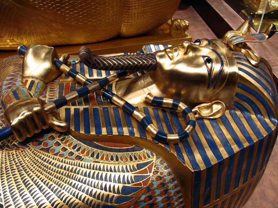 Aseguran que piezas halladas en la tumba del faraón Tutankamón son de origen extraterrestre