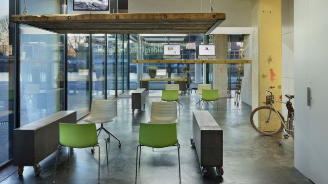 Los diseñadores holandeses que “hacen desaparecer” los escritorios para que sus empleados no trabajen horas extra