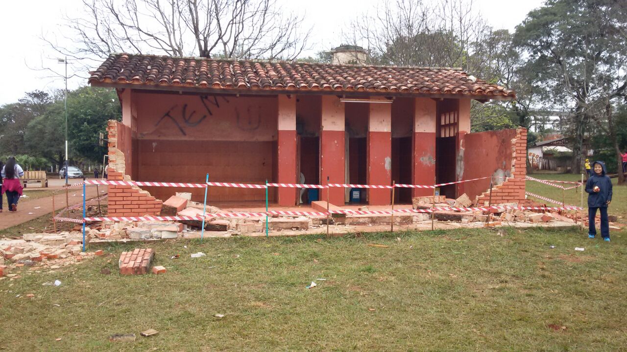 Se derrumba parte de la estructura del baño en una escuela de Hernandarias