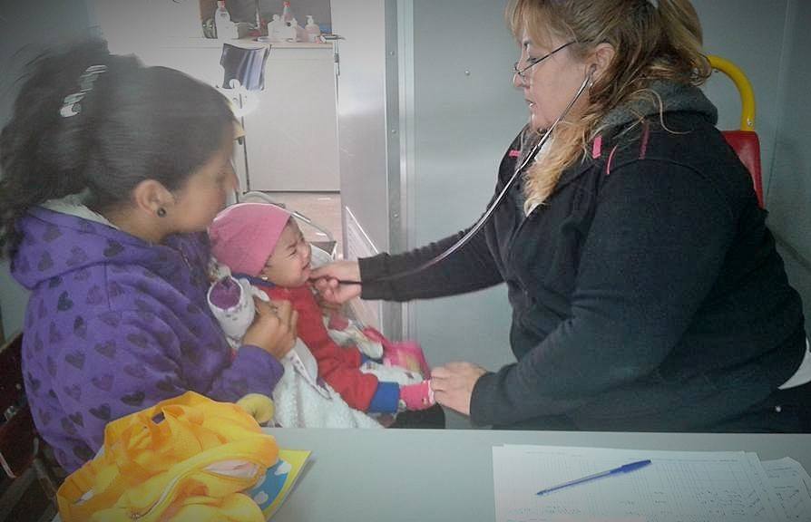 Asistencia médica llega a zonas vulnerables mediante clínica móvil