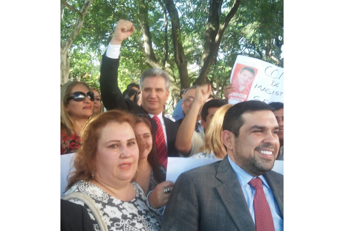 Abogados se manifiestan frente al Consejo de la Magistratura apoyando a Enrique Bacchetta