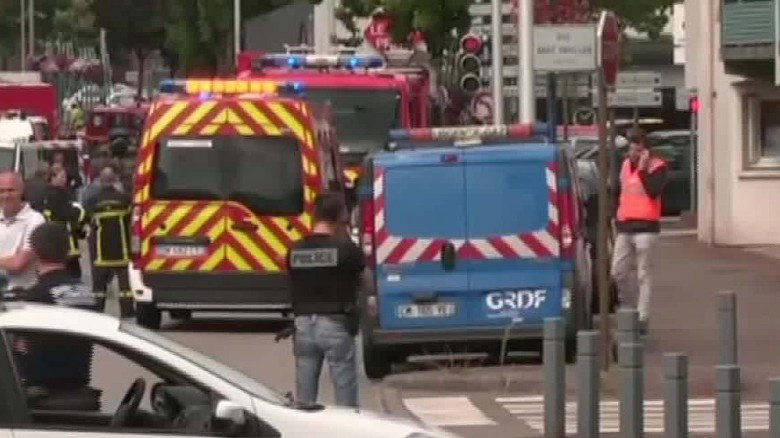 Toma de rehenes y asesinato de sacerdote en Francia es atribuido al ISIS