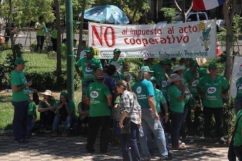 Cooperativistas se movilizan en la Plaza Uruguaya