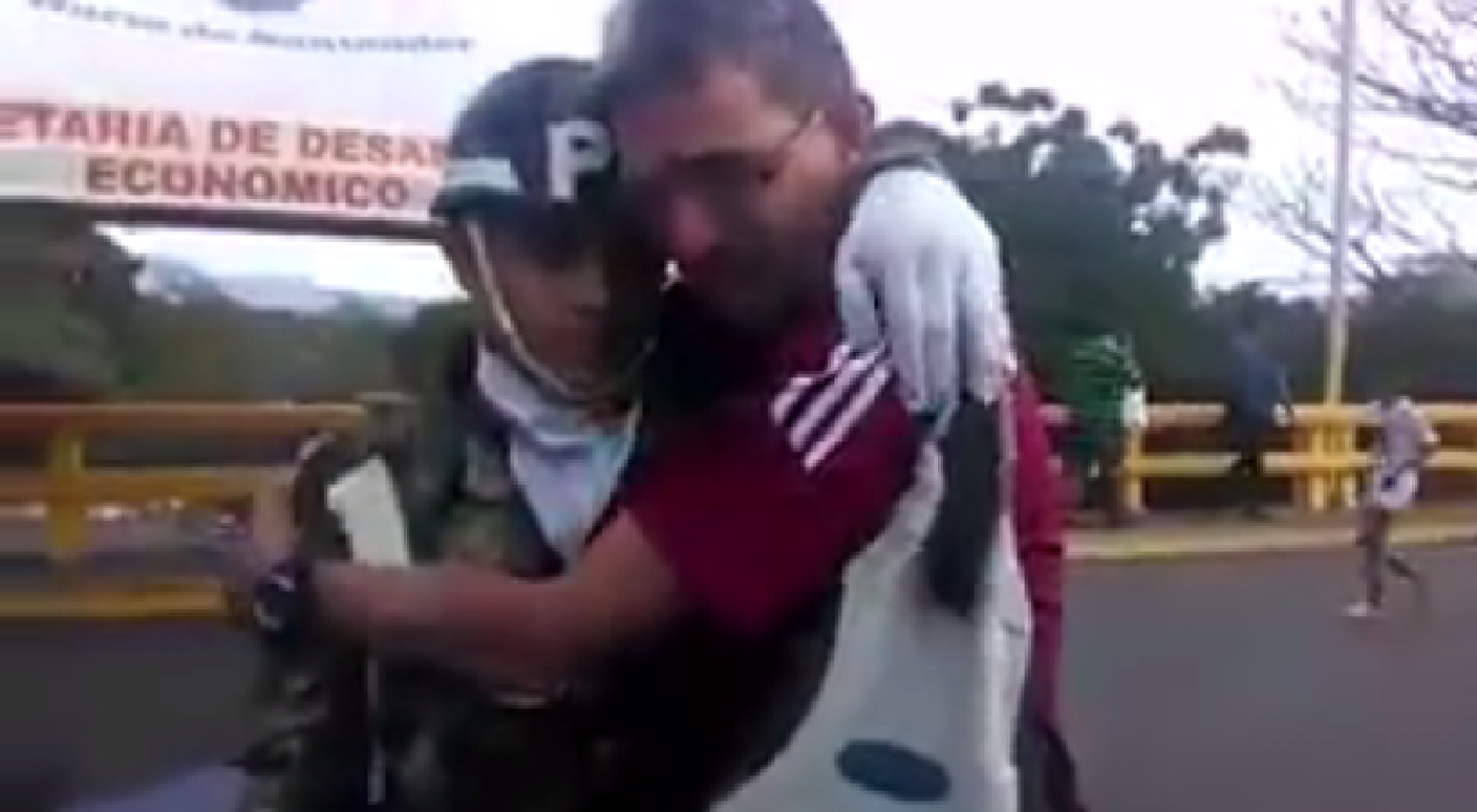 “Una foto para la historia”, el llanto de un venezolano que conmueve las redes