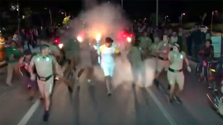 Video: Un hombre con extintor intenta  apagar la llama olímpica en Brasil