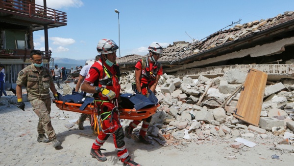 Aumenta a 247 la cifra de muertos tras terremoto en Italia