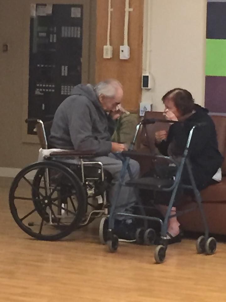 La desgarradora foto de una pareja de ancianos despidiéndose conmueve en internet