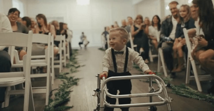 Niño con síndrome de down se robó el corazón de todos cuando entró caminando al altar