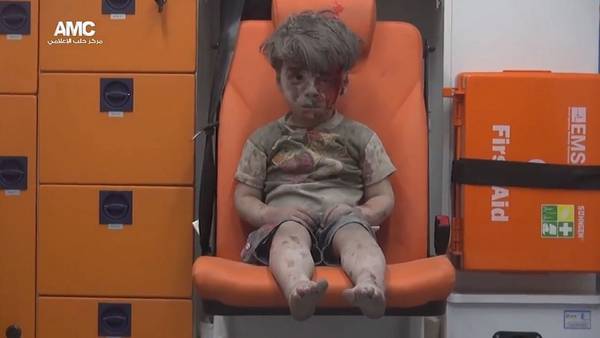 Un niño salvado de los escombros: el símbolo del horror de la guerra en Aleppo